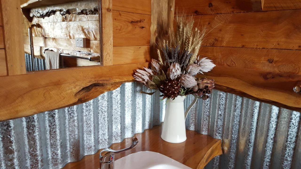Rustic Hut Bush Retreat Bed & Breakfast Penguin Ngoại thất bức ảnh