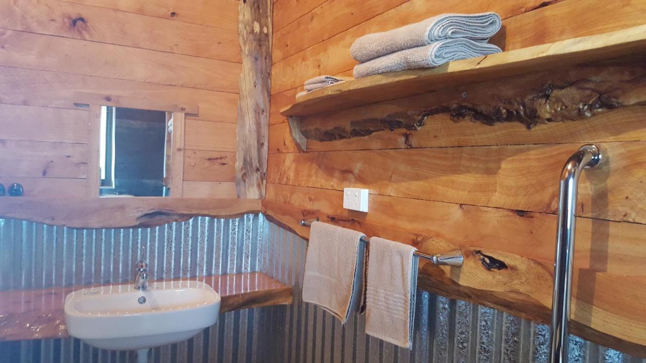 Rustic Hut Bush Retreat Bed & Breakfast Penguin Ngoại thất bức ảnh