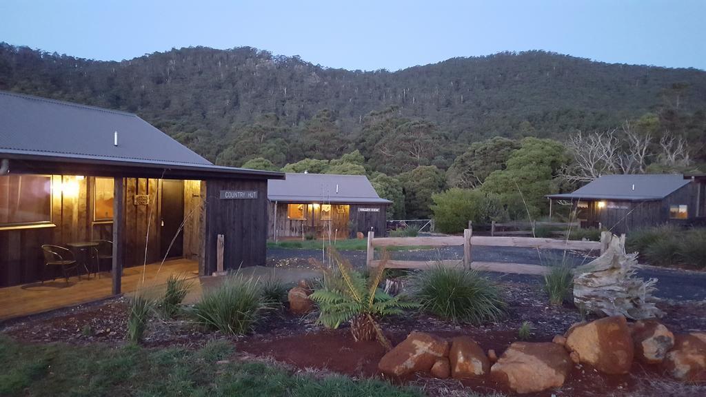 Rustic Hut Bush Retreat Bed & Breakfast Penguin Ngoại thất bức ảnh